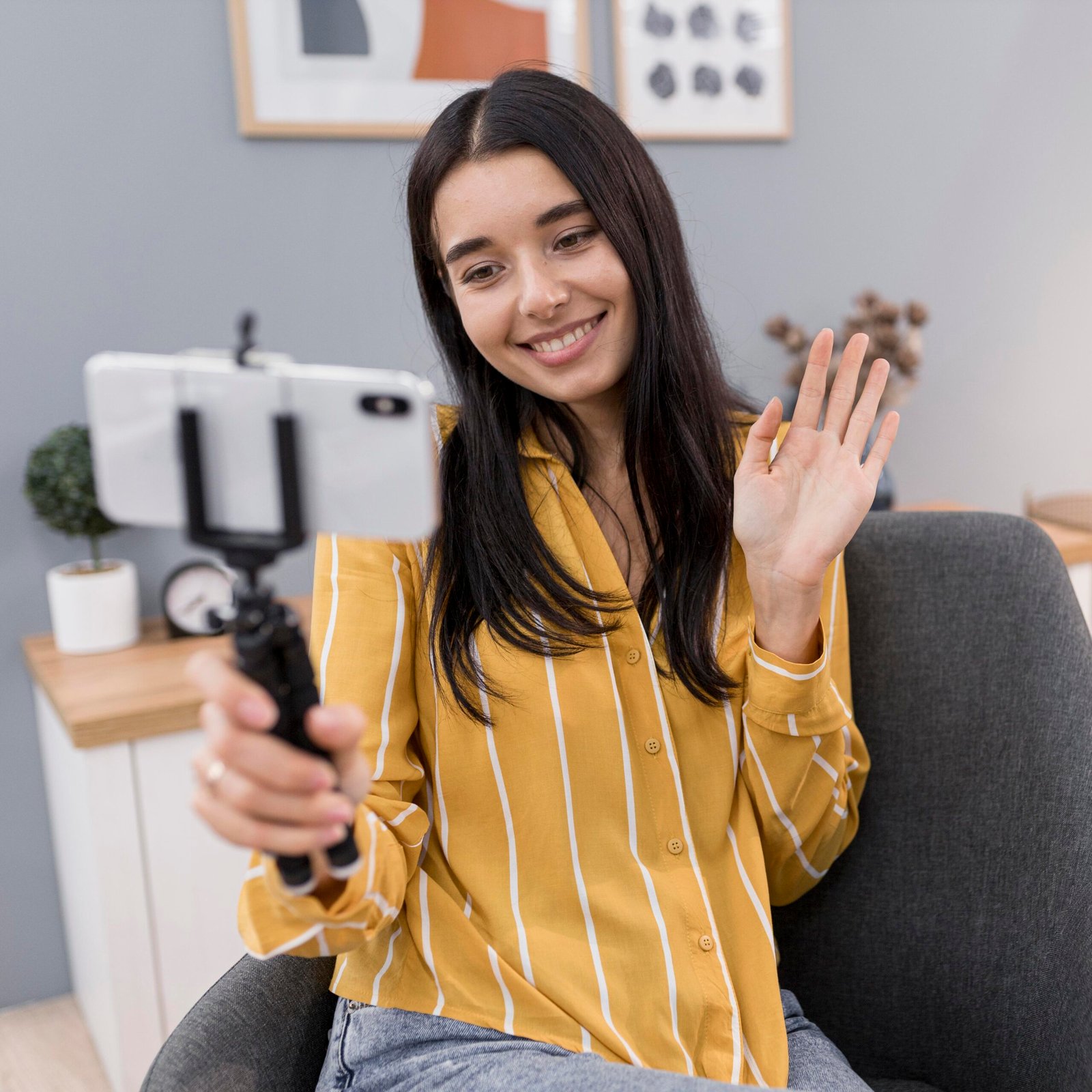 vlogger-en-casa-con-smartphone